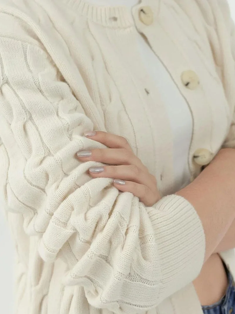 زوبعة كارديجان بأزرار بتصميم ضفائر الشعر