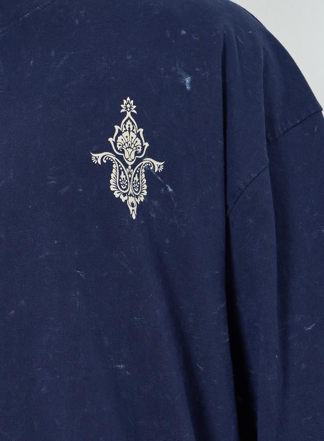 ستايلي تيشيرت بقصة مربعة وتفاصيل مشطوفة وطبعة أمامية وخلفية - Image 4