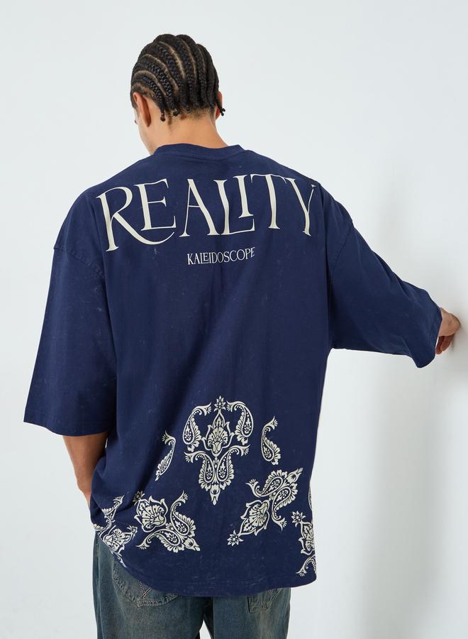 ستايلي تيشيرت بقصة مربعة وتفاصيل مشطوفة وطبعة أمامية وخلفية - Image 1