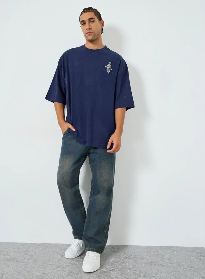 ستايلي تيشيرت بقصة مربعة وتفاصيل مشطوفة وطبعة أمامية وخلفية