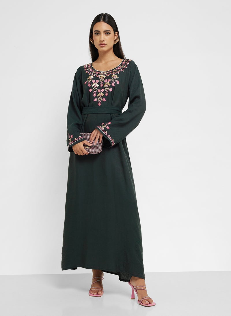 هيا كلوزيت جلابية مطرزة بحزام - Image 1