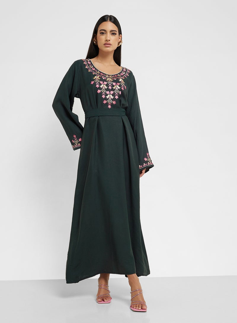 هيا كلوزيت جلابية مطرزة بحزام - Image 4