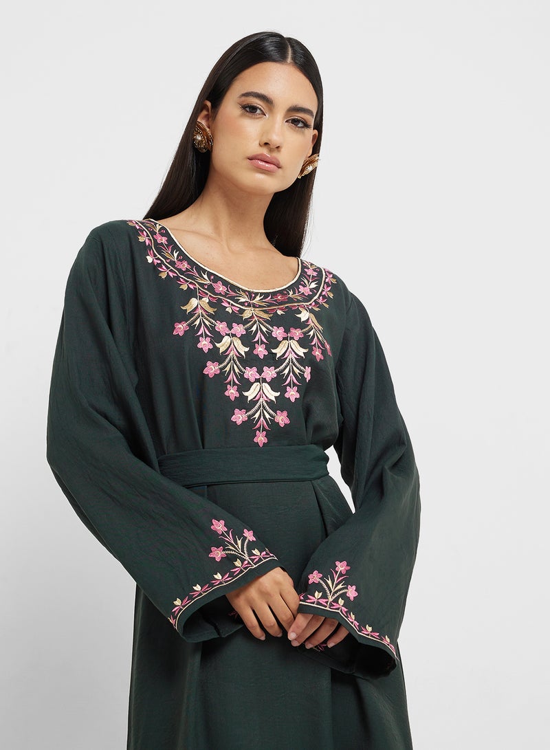 هيا كلوزيت جلابية مطرزة بحزام - Image 3