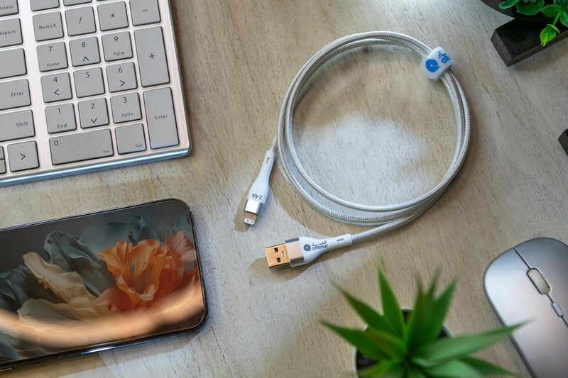 الفنار كابل شحن ونقل بيانات من نوع USB-A إلى USB-L، طوله متر واحد، مصنوع خصيصًا لأجهزة iPhone وiPad وiPod، بقدرة شحن تصل إلى 2.4 أمبير وحدة، وسرعة نقل بيانات تصل إلى 12 واط، بسرعة نقل بيانات تصل إلى 480 ميجابت في الثانية. - Image 5
