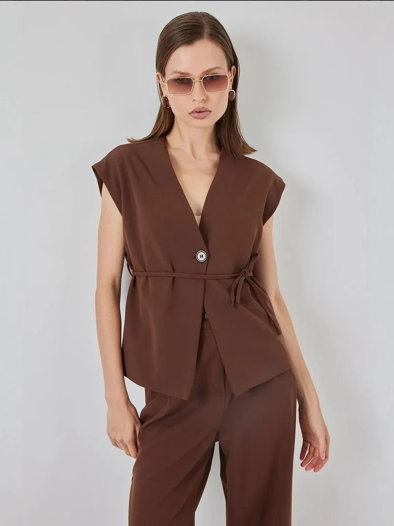 بيغ دارت طقم نسائي قطعتين بلوزة بياقة على شكل حرف  بأزرار وبنطلون واسع الساق