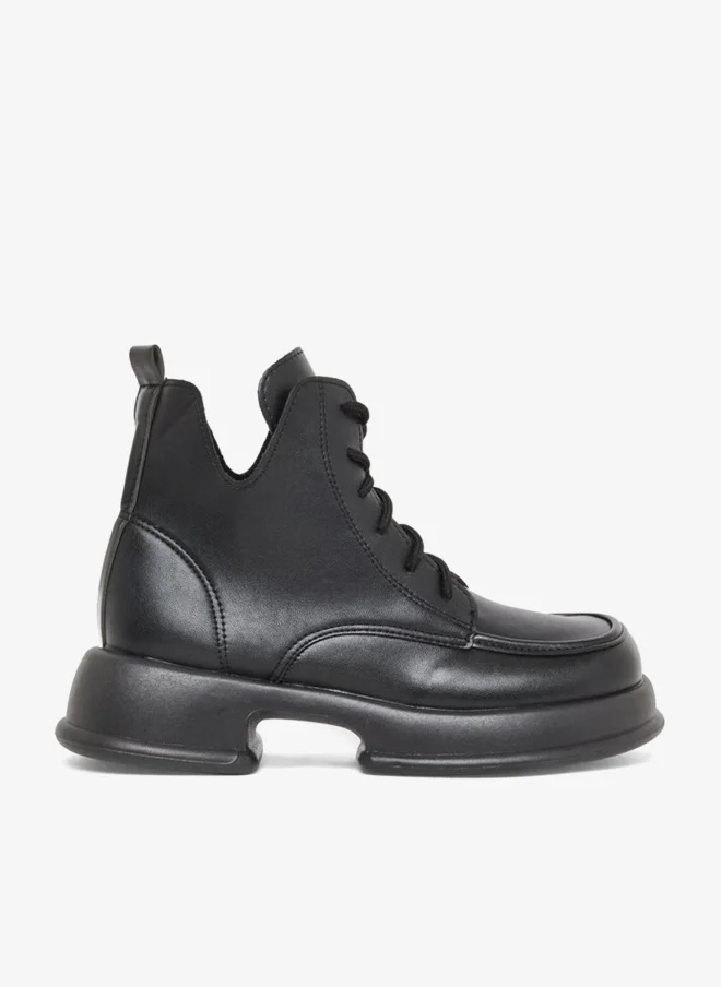 تايك تو حذاء بوت برباط وكعب سميك