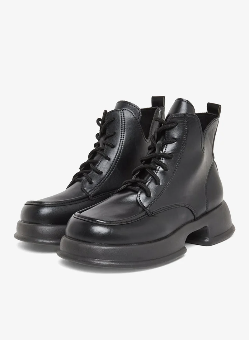 تايك تو حذاء بوت برباط وكعب سميك