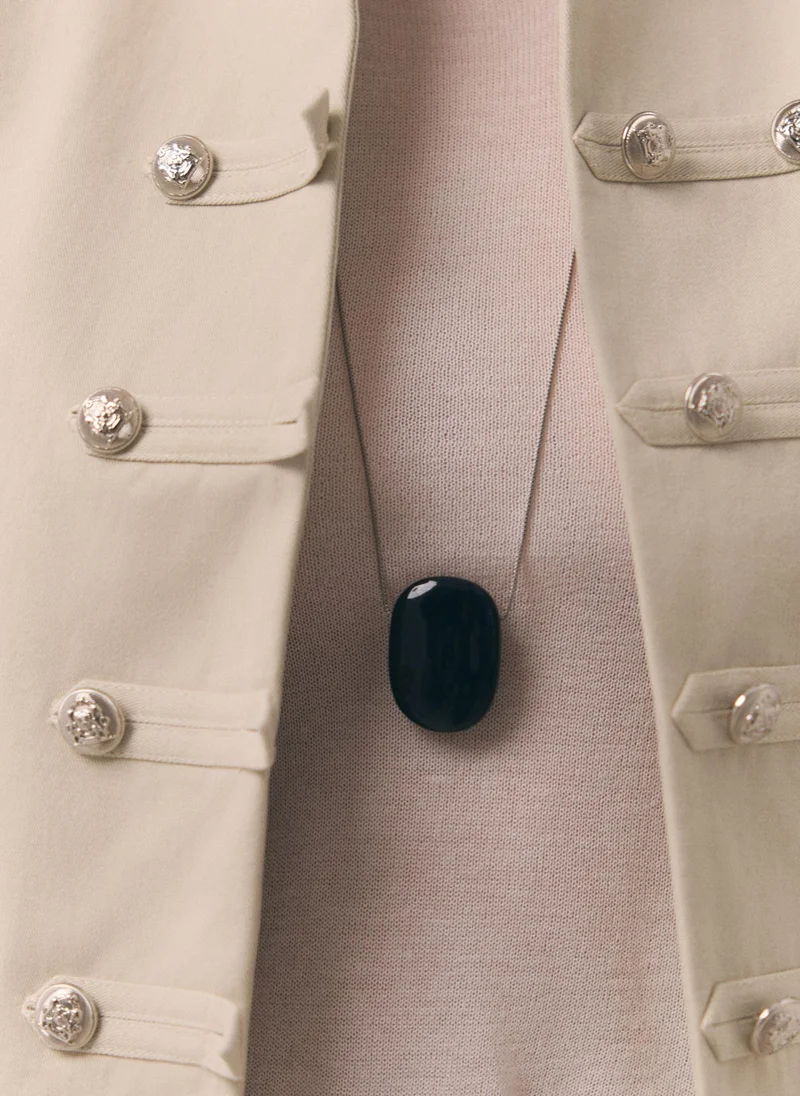Slim chain with oval pendant