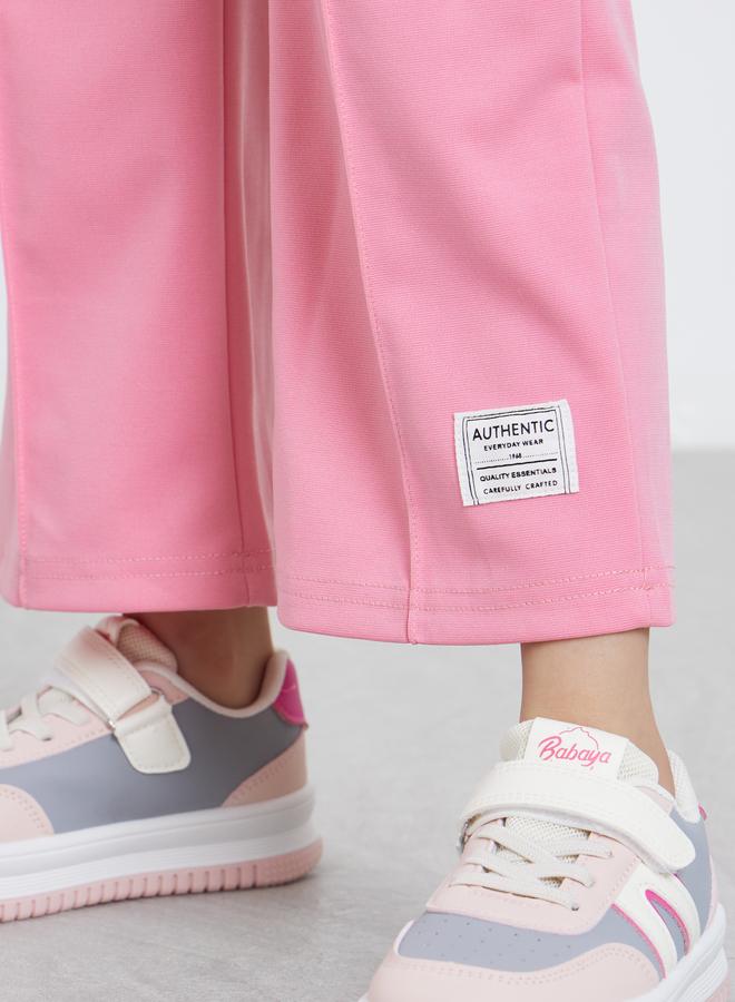 ستايلي طقم بناتي وردي بطبعة لوس أنجلوس و بنطال رياضي - Image 5