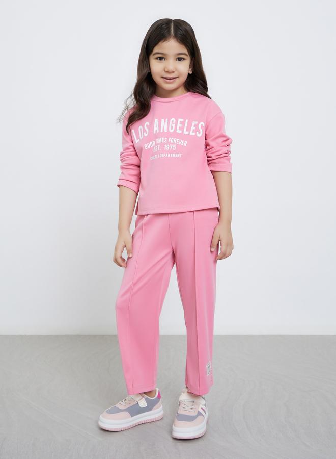 ستايلي طقم بناتي وردي بطبعة لوس أنجلوس و بنطال رياضي - Image 1