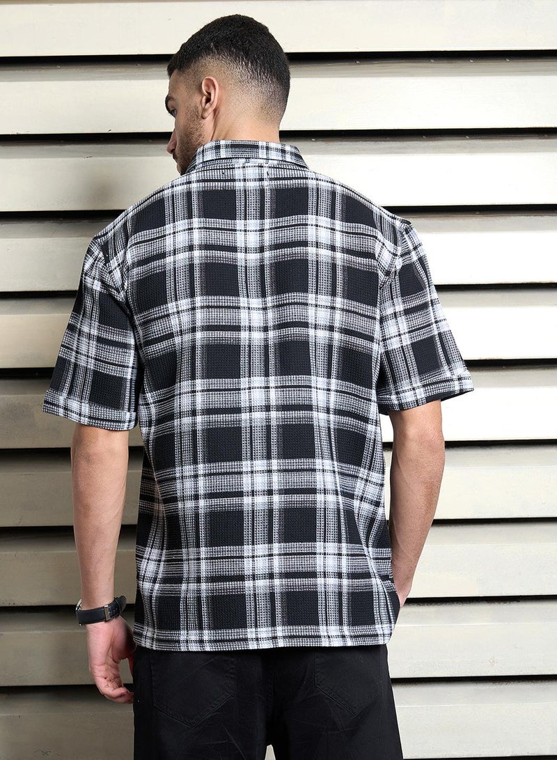 هاي ستار قميص رجالي كبير الحجم بنقشة الوافل متعدد الألوان بياقة واسعة - Image 3