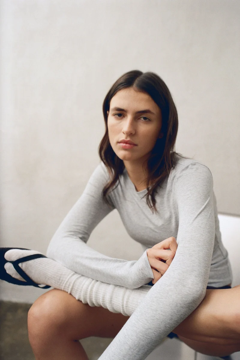 اتش اند ام بلوزة رياضية من نسيج دراي موف