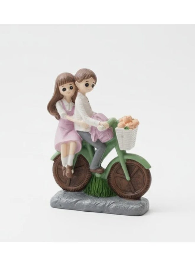 أي كي دي سي تمثال AKDC لزوجين رومانسيين على دراجة مصنوع من البولي ريزين - منحوتة حب زخرفية باللونين الأخضر والوردي، 12 سم - Image 2
