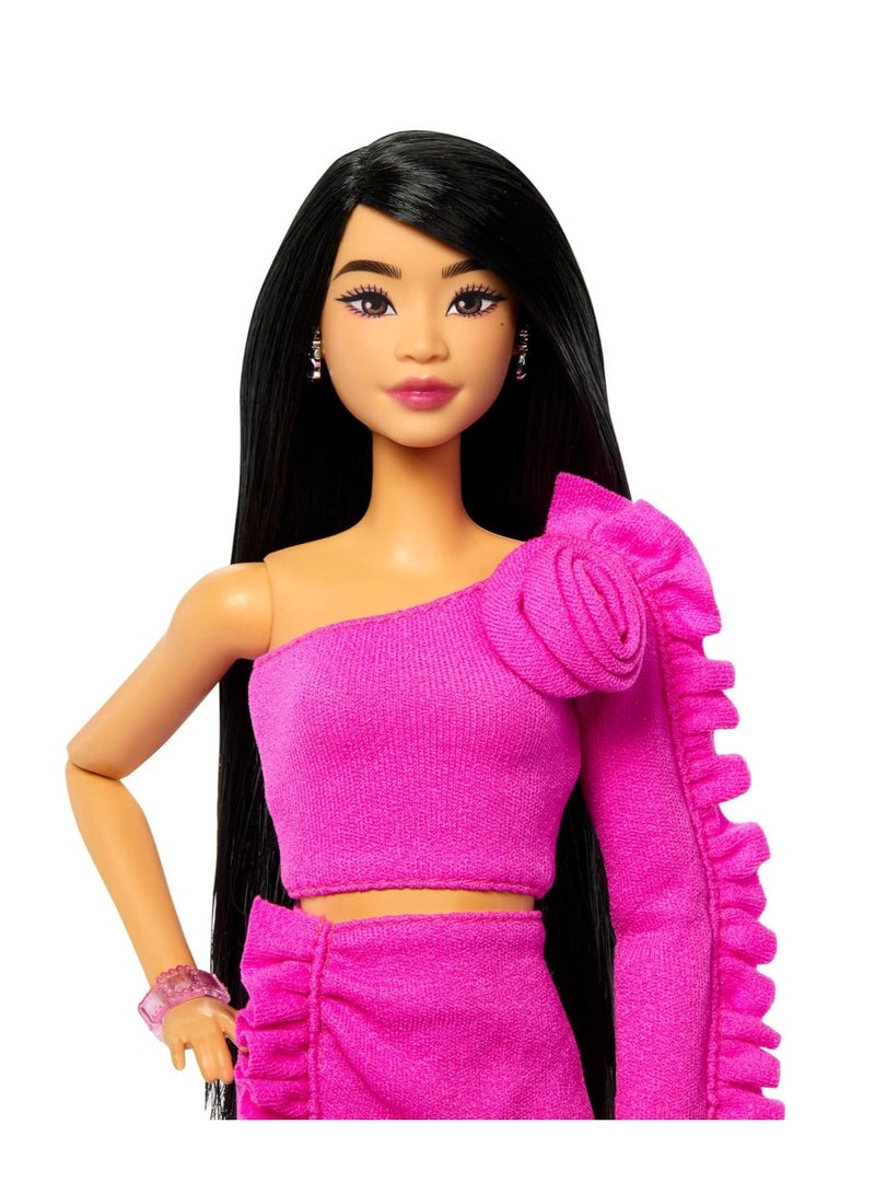 Barbie باربي دمية أسلوب ديلوكس - شعر أسود وساق صناعية لامعة، مجموعة بلوزة وتنورة وردية - Image 2