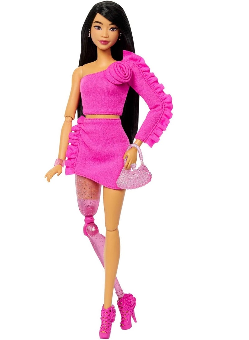 Barbie باربي دمية أسلوب ديلوكس - شعر أسود وساق صناعية لامعة، مجموعة بلوزة وتنورة وردية - Image 1