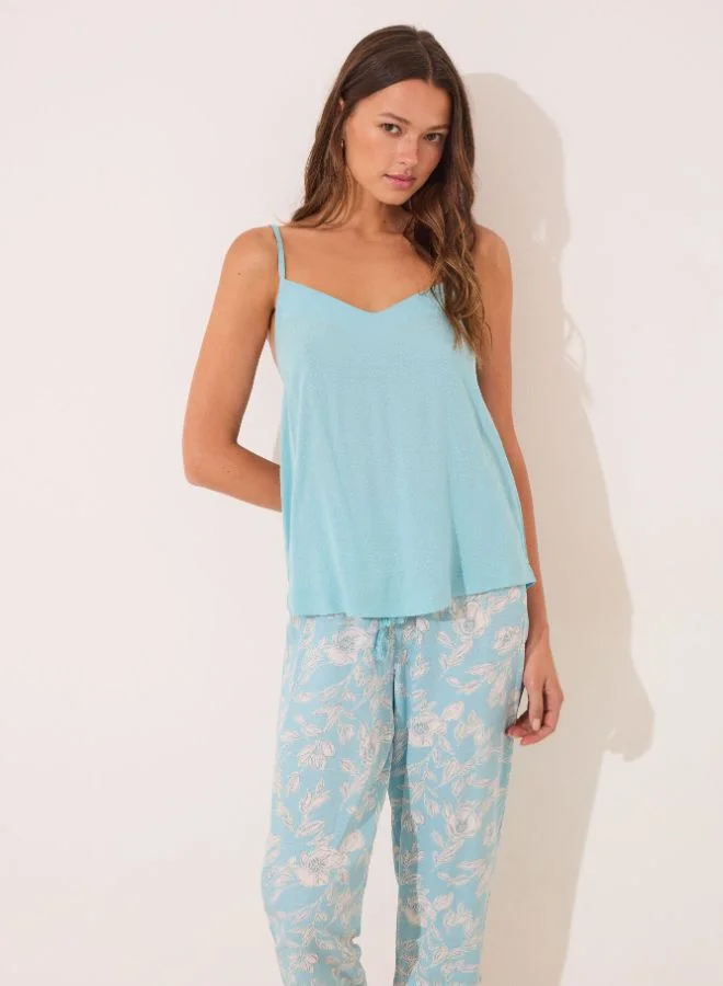 ومن سيكريت طقم تي شيرت وبنطلون ورداء