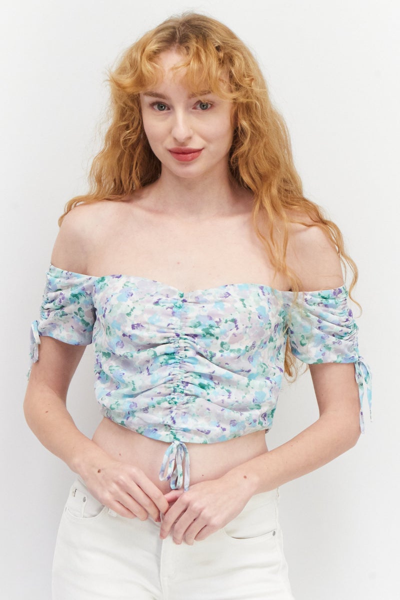 NA-KD باملا × NA-KD ريبورن بلوزة نسائية بأكتاف مكشوفة وأكمام قصيرة بطبعة شاملة، متعددة الألوان - Image 1