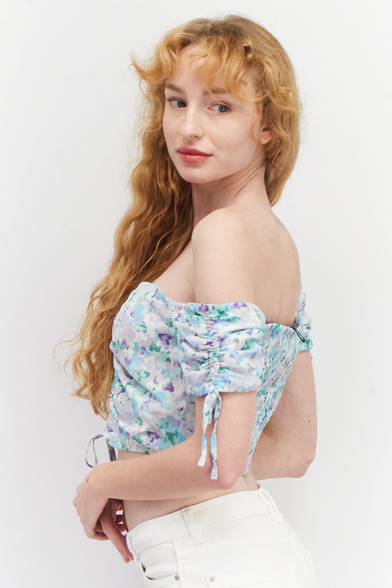 NA-KD باملا × NA-KD ريبورن بلوزة نسائية بأكتاف مكشوفة وأكمام قصيرة بطبعة شاملة، متعددة الألوان - Image 3