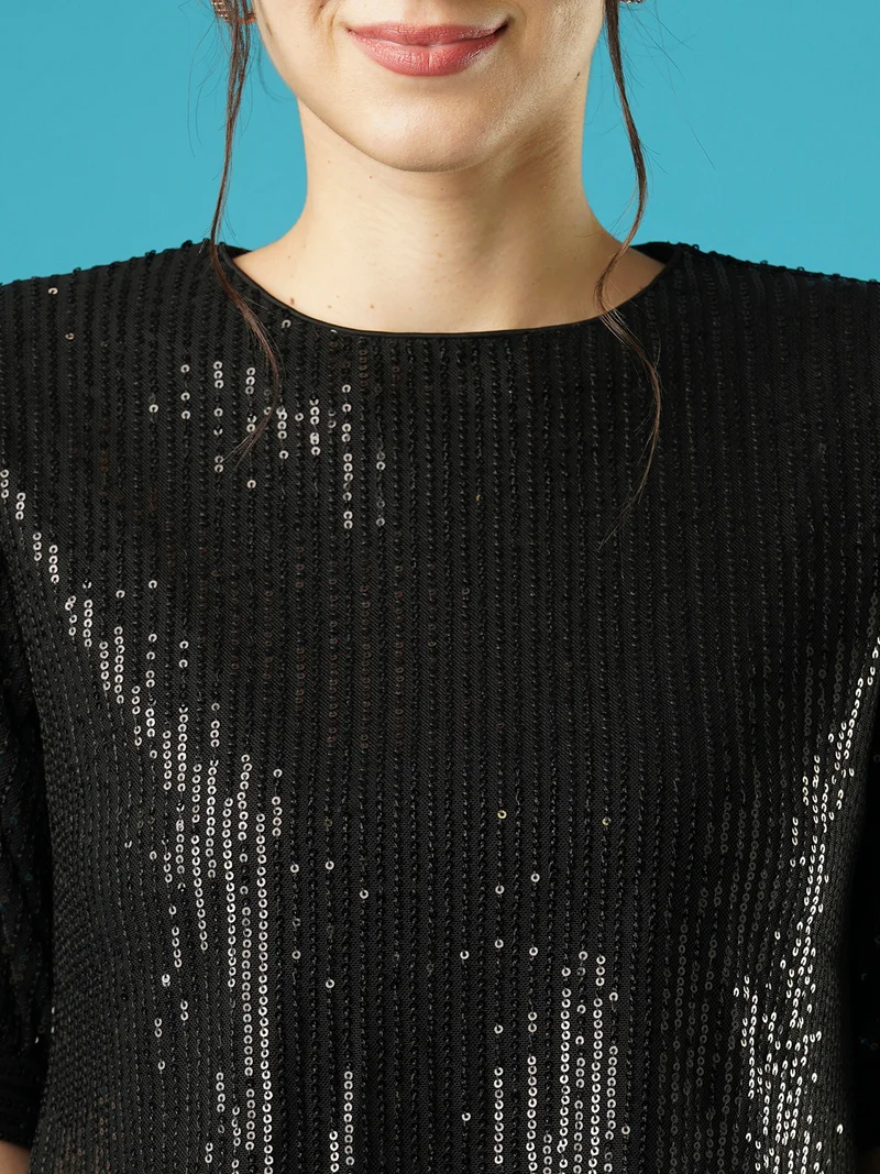 جلو باص بلوزة حفلات نسائية بياقة مستديرة وأكمام منفوشة مزينة بالترتر من جلوبس