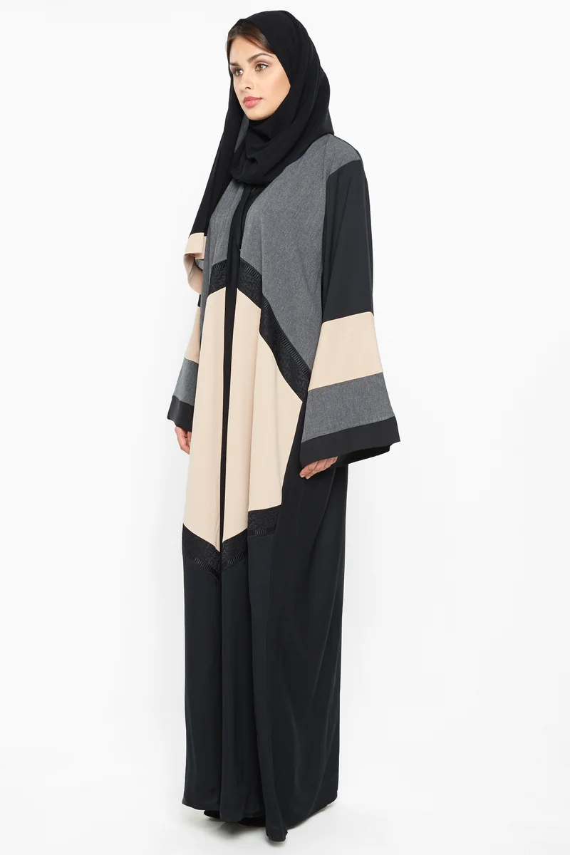 النخبة A casual cross cut tri-colored abaya in black ; cream and grey -AJ579A