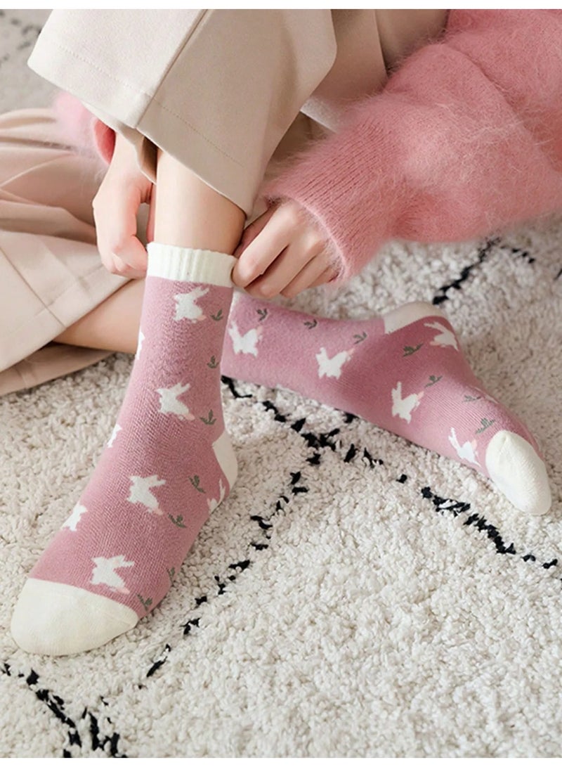 جوارب شتويه نسائيه مجموعه من 5 ازواج بتصاميم متنوعه مصنوعه  من قماش ناعم و سميك  يحتفظ بالحرارة ليبقي القدمين دافئتين في الطقس البارد المقاس (36-39) - Image 4