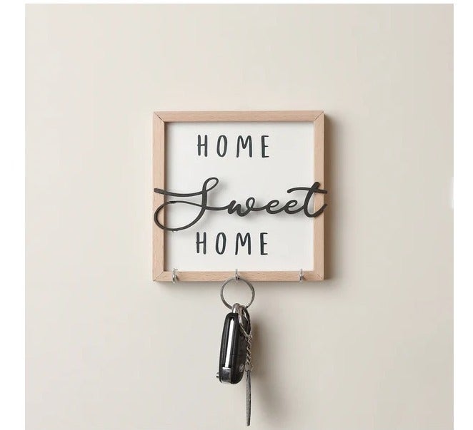 وردز كو حامل مفاتيح حائط خشبي “هوم سويت هوم” – برواز ديكور مزود بعلاقات للمفاتيح، لمسة ريفية لمدخل المنزل (15×15 سم) - Image 1