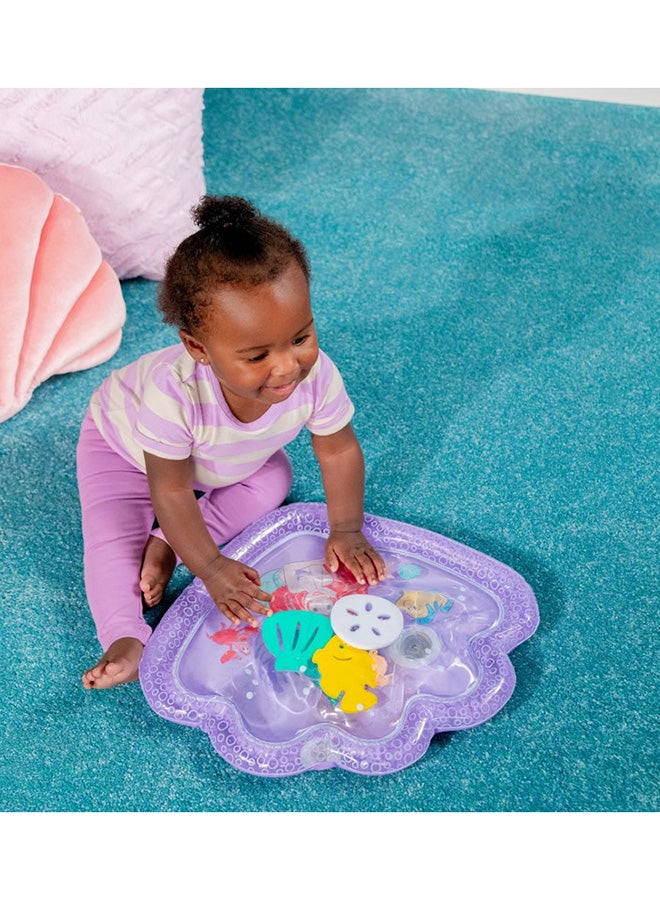 Bright Starts حصيرة مائية لتجارب البحر من ديزني حورية البحر الصغيرة، حصيرة لعب حسية مع قطع عائمة، سهلة التعبئة، تنظيفها سهلة وصديقة للسفر، حديثي الولادة+ - Image 4