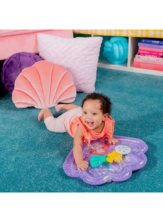 Bright Starts حصيرة مائية لتجارب البحر من ديزني حورية البحر الصغيرة، حصيرة لعب حسية مع قطع عائمة، سهلة التعبئة، تنظيفها سهلة وصديقة للسفر، حديثي الولادة+ - Image 5