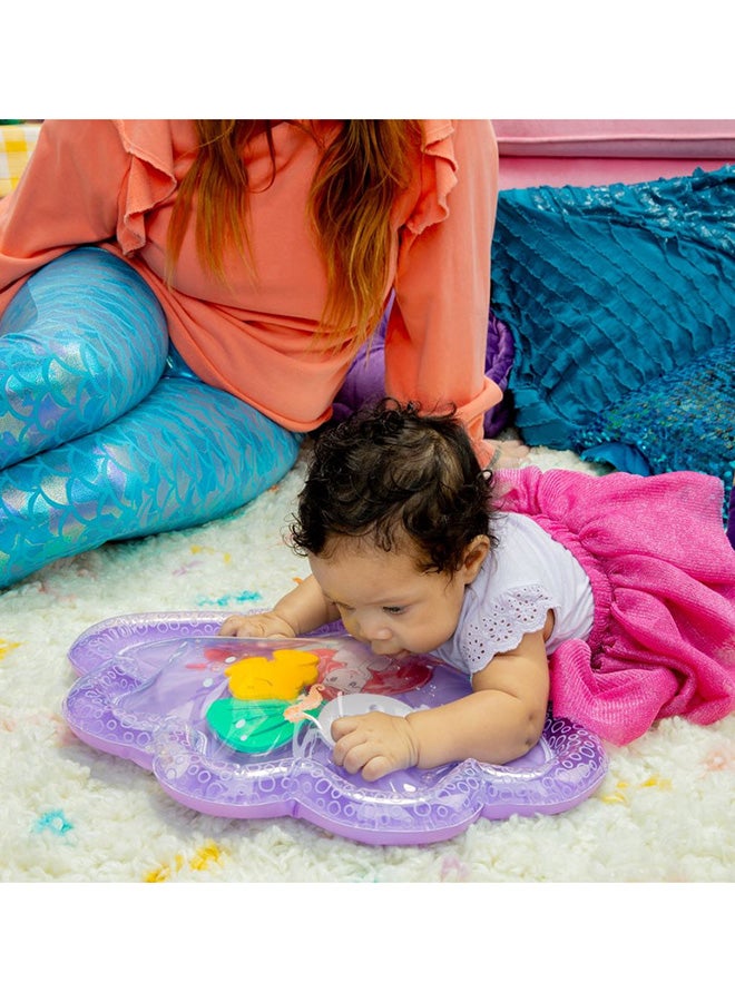 Bright Starts حصيرة مائية لتجارب البحر من ديزني حورية البحر الصغيرة، حصيرة لعب حسية مع قطع عائمة، سهلة التعبئة، تنظيفها سهلة وصديقة للسفر، حديثي الولادة+ - Image 2
