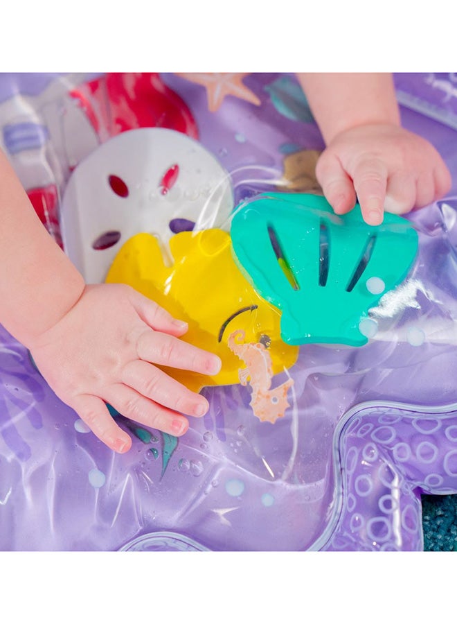 Bright Starts حصيرة مائية لتجارب البحر من ديزني حورية البحر الصغيرة، حصيرة لعب حسية مع قطع عائمة، سهلة التعبئة، تنظيفها سهلة وصديقة للسفر، حديثي الولادة+ - Image 3