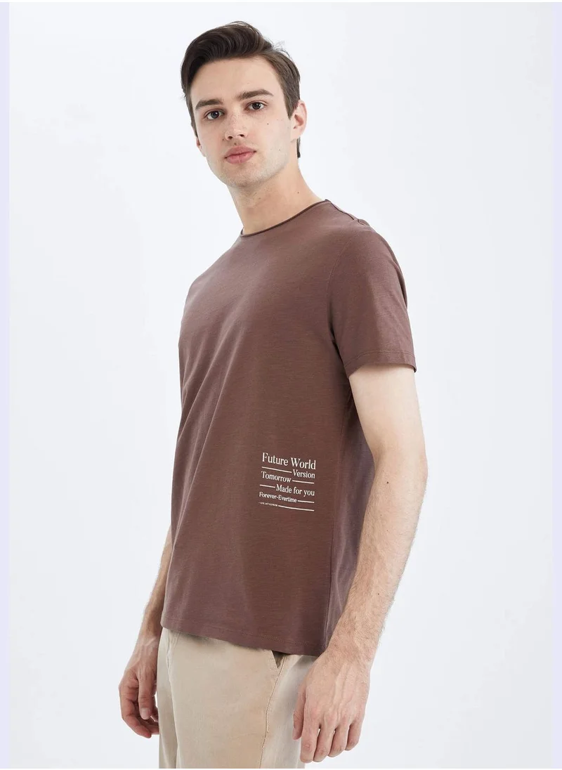 ديفاكتو Regular Fit Short Sleeve Minimal Slogan Print T-Shirt