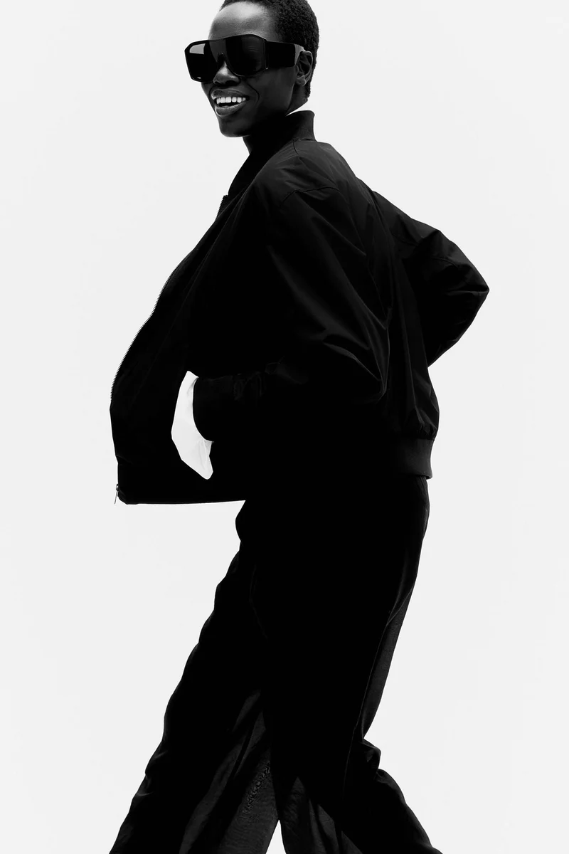 اتش اند ام بنطلون مزيّن بكسرات أمامية