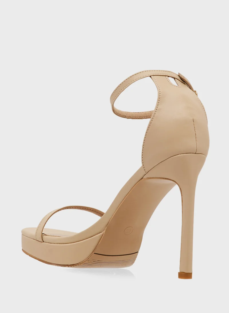 ايلا صندل بكعب عريض ومنصة