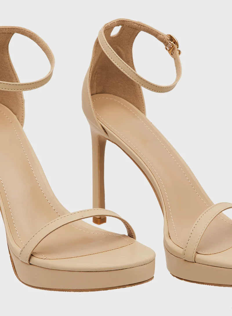 ايلا صندل بكعب عريض ومنصة