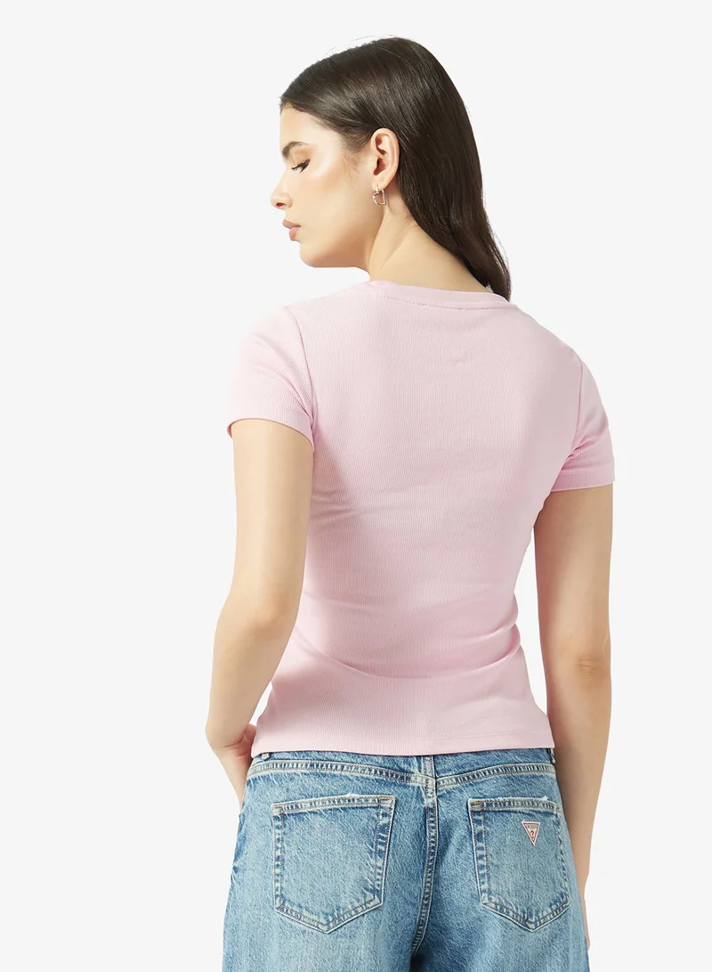 جيس جينز تيشيرت ضيق بأكمام قصيرة وياقة دائرية مطرز