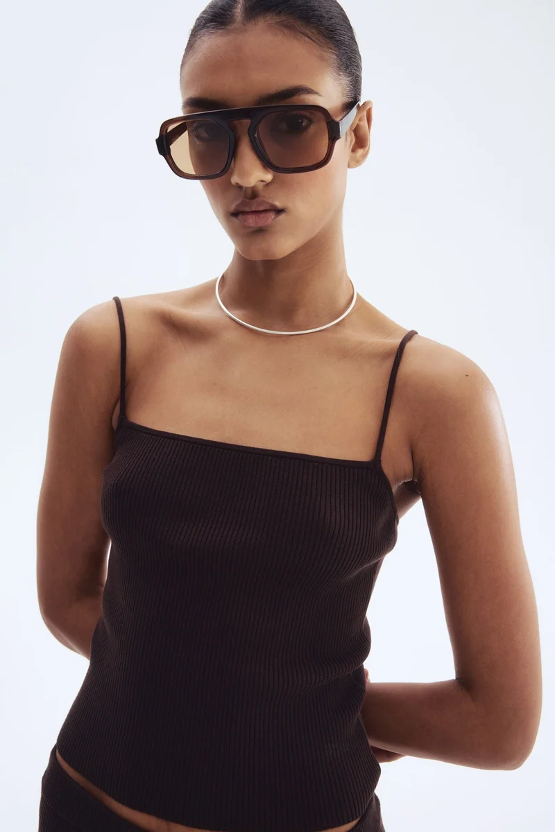 اتش اند ام بلوزة بشرائط كتف من نسيج مرن