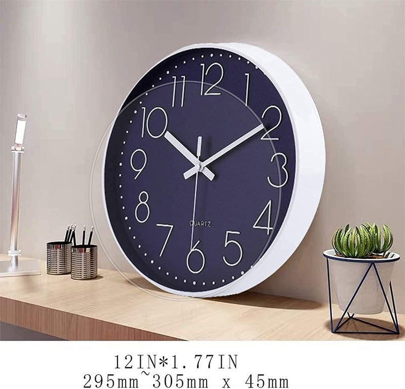 TEKCOOL ساعة حائط رقمية بلاستيكية 12" هادئة كوارتز زخرفية أحدث ساعة كلاسيكية تعمل بالبطارية دائرية سهلة القراءة لغرفة/منزل/مطبخ/غرفة نوم/مكتب/مدرسة - (أزرق داكن) - Image 3