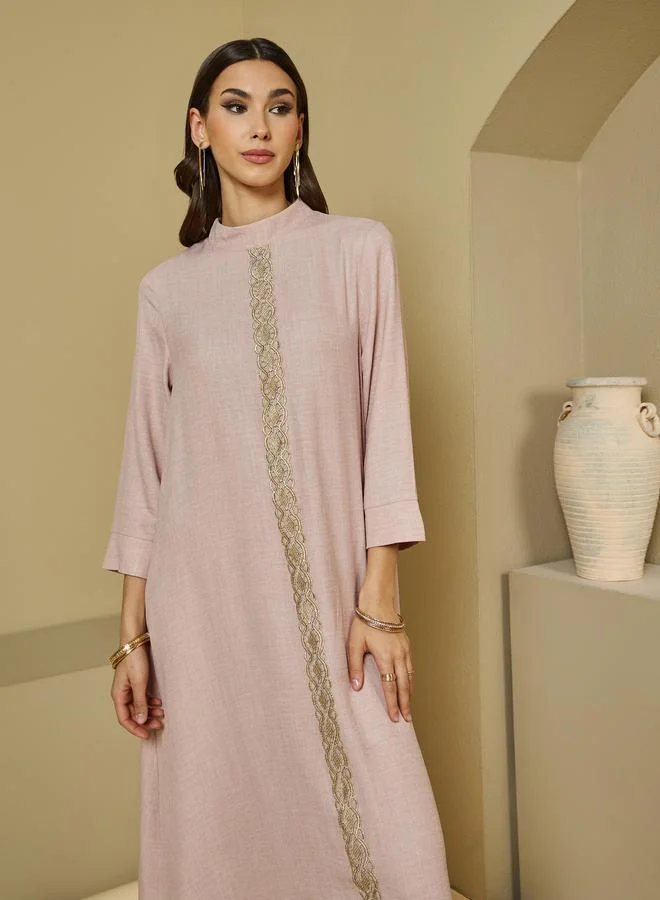 أميرة جلابية بياقة عالية وتفاصيل دانتيل