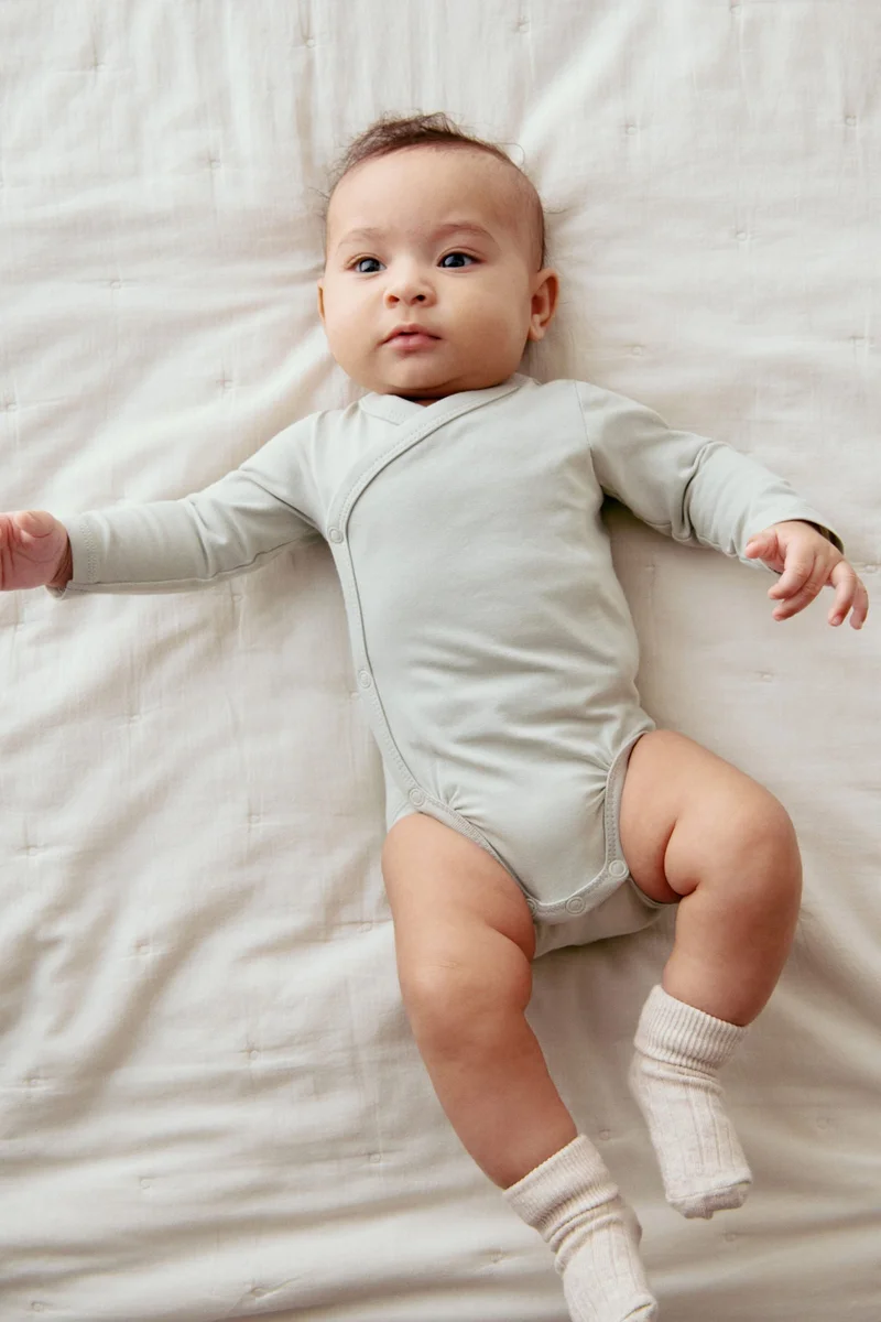 اتش اند ام بودي سوت بتصميم ملفوف - عبوة من 5 قطع