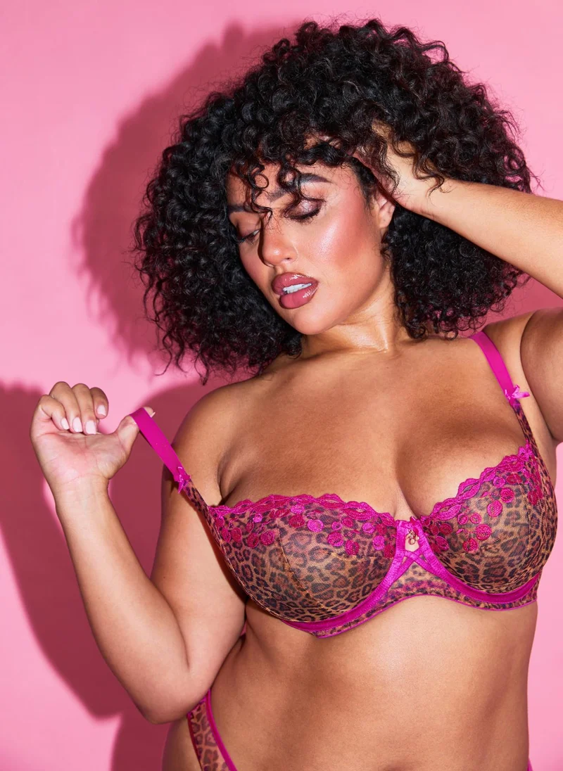 آن سمرز آن سمرز قبلة برية وردي فاقع