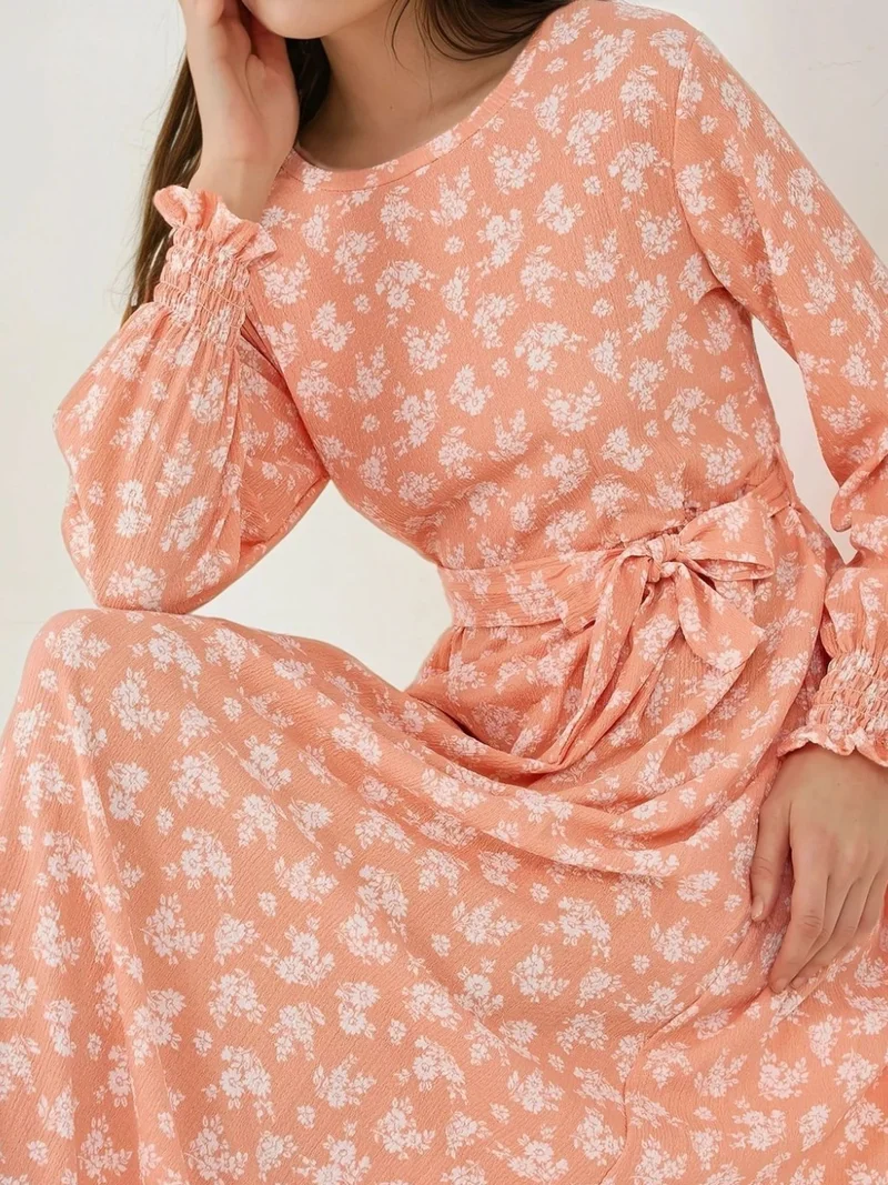 زوبعة فستان ماكسي طويل بأكمام طويلة وطبعة زهور مع حزام