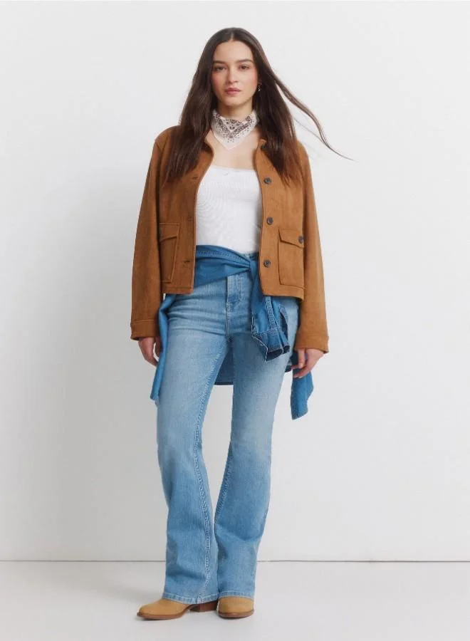 Springfield High-waisted jeans with front and back pockets, button and zip fastening fastening , and a slim fit with a flared hem . These jeans feature a state-of-the-art washing process that reduces water, chemical, and energy consumption.