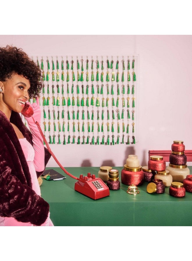 كابري بلو شمعة كابري بلو تينسل آند سبايس للعطلات - شمعة صغيرة في برطمان - شموع برائحة توت العرعر والقرفة والفانيليا - مزيج من شمع الصويا - ديكور عيد الميلاد - شموع حمراء بتصميم لامع عنابي (8 أونصة) - Image 4