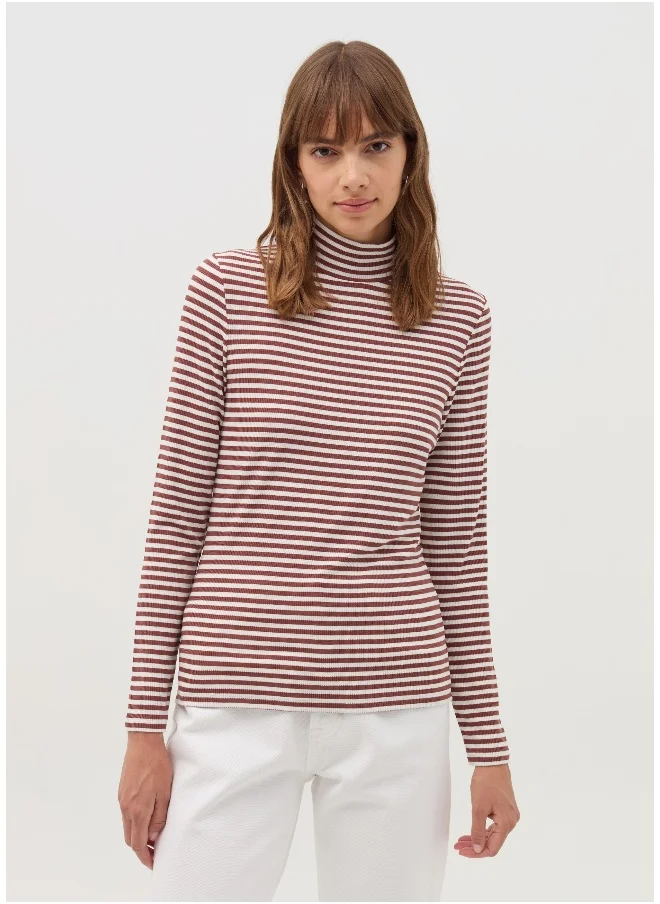 او في اس Striped T-shirt with mock neck