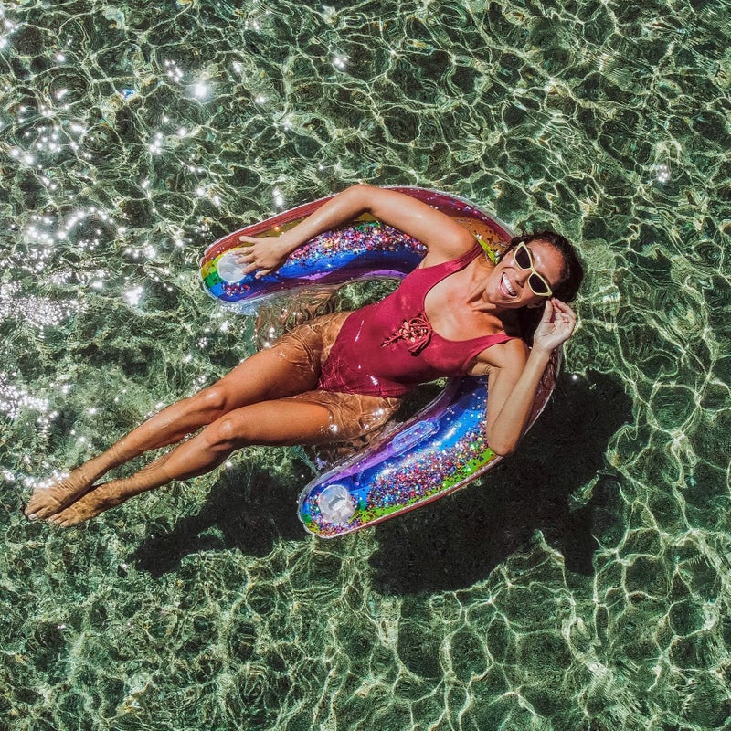 بول كاندي كرسي حمام سباحة مشمس من PoolCandy، طوف مائي، أنماط متعددة (كرسي حمام سباحة مشمس لامع بألوان قوس قزح) - Image 3