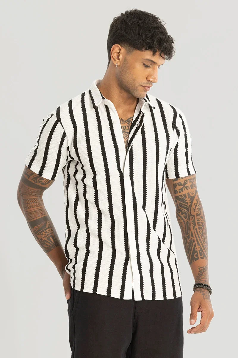 SNITCH قميص أبيض مخطط محبوك