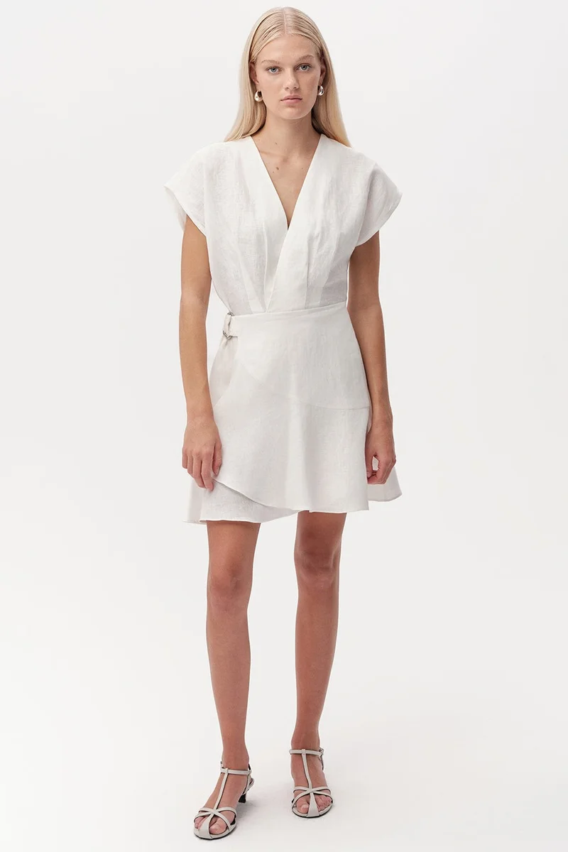 اكسيكيوز فستان قصير من الكتان بدون أكمام بياقة على شكل حرف V وخصر بإبزيم، لون بيج فاتح