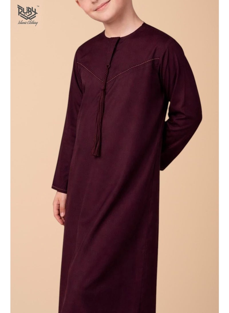 روبي للملابس الإسلامية ثوب إماراتي كلاسيكي باللون القرمزي للأطفال مزين بتطريز دقيق، قفطان كندورة، برقبة دائرية، بأكمام طويلة، رداء مسلم سعودي (بدون شرابة) - Image 2