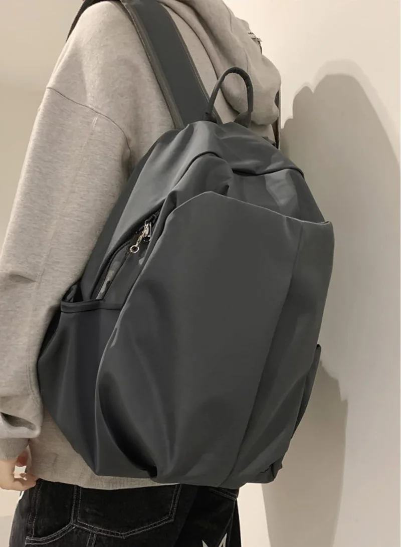 flâneur Backpack with Multiple Pockets - Lightweight Daypack for Men and Women, Schoolbag for Students, Multi-Compartment, Comfortable Straps, Fashionable Design, Ideal for Travel and Sports