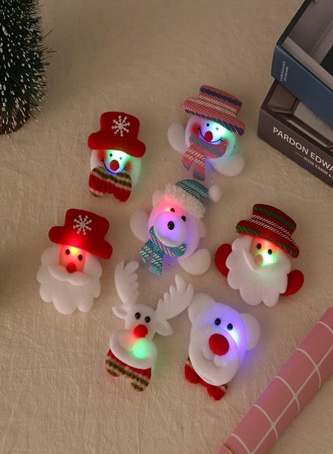 OIDIMS أربع قطع من دبابيس الزينة المضيئة اللطيفة لعيد الميلاد، مزودة بإضاءة LED متوهجة على شكل بابا نويل، غزال، رجل ثلج، ودب. إكسسوارات رائعة للفتيات المراهقات والنساء والفتيان، مثالية لحفلات عيد الميلاد. - Image 4